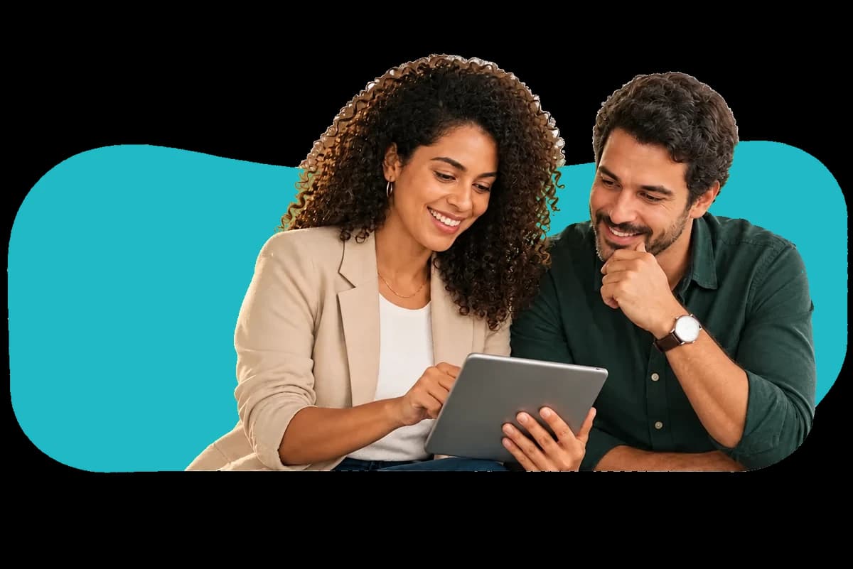 Profissionais analisando informações em um tablet