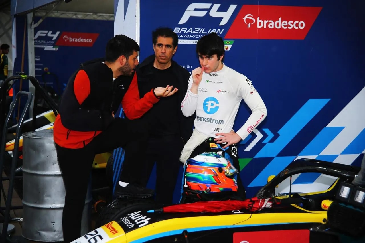 Carro apoiado pela MIUPAG na Fórmula 4 Brasil em pista molhada no Velocitta