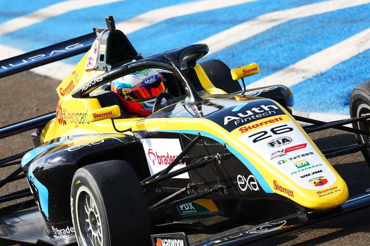 Logo da MIUPAG no aerofólio do carro de Pedro Lins na Fórmula 4 Brasil