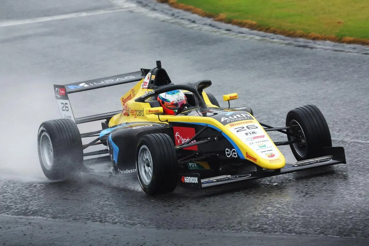 Pedro Lins no carro 26 da Fórmula 4 Brasil com o logo da MIUPAG no aerofólio, no Autódromo Velocitta